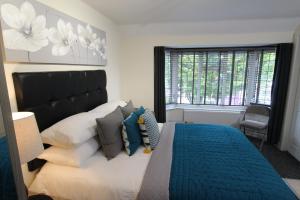 a bedroom with a bed with a black headboard at Holcombe House in Wolverhampton