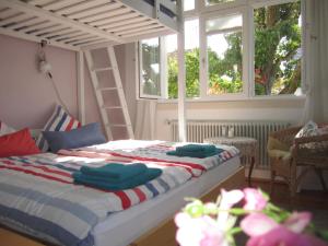 a bedroom with a bunk bed with a ladder at Apartment am Birnbaum in Reutlingen