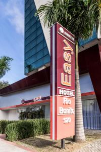 una señal de hotel frente a un edificio en BRISTOL EASY HOTEL - RIO BONITO, en Rio Bonito