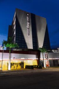 un edificio con un cartel en el costado en BRISTOL EASY HOTEL - RIO BONITO, en Rio Bonito