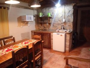 Dapur atau dapur kecil di Cabañas El Refugio del Atuel