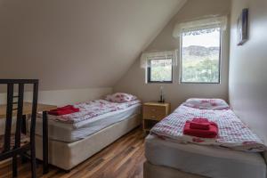 1 dormitorio con 2 camas y ventana en Guesthouse Dalbaer, en Fludir