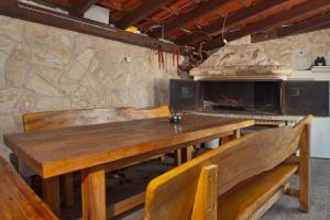 un tavolo di legno e due panche in cucina di Apartmani Gavran a Sevid