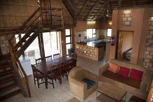 Cabo GuinjataにあるGolden Palms Beach Resort Inhambane Bay Mozambiqueのリビングルームとキッチンが備わる客室です。