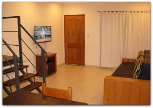 - un salon avec un escalier et un escalier dans l'établissement Posada El Jarillal, à Sierra de la Ventana