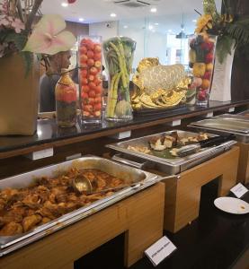 un buffet con muchos tipos diferentes de comida a la vista en 3 Bedrooms at Lagoon Park Resort en Melaka