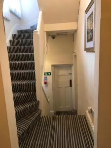 オックスフォードにあるEurobar & Hotelの廊下のある建物内の階段
