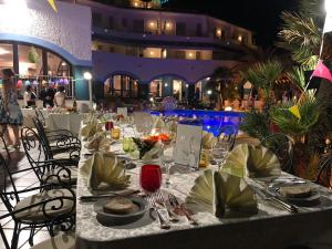 un tavolo con piatti di cibo sopra di Hotel Poseidon a Diamante