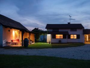 una casa por la noche con las luces encendidas en Wypoczynek na wsi Pod Akacją, en Oksa
