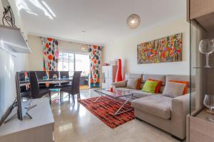 a living room with a couch and a table at Residencial Duquesa 18 in Manilva