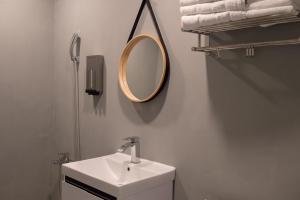 Un baño de HELLO Make Yourself at Home