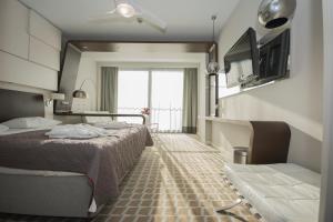 コウォブジェクにあるMarine Apartamentのベッド2台とテレビが備わるホテルルームです。