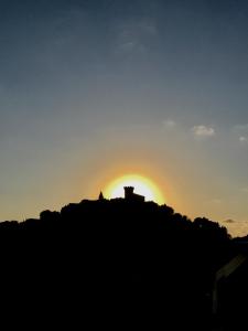 een zonsondergang op de top van een heuvel bij A CASA di LELE CAPALBIO in Capalbio