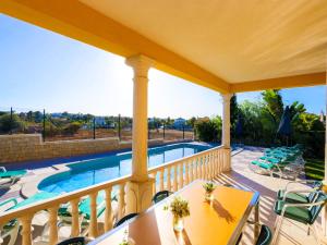 een balkon met uitzicht op een zwembad bij Luxury Holiday Villa Alegria Galé Beach, Albufeira in Albufeira