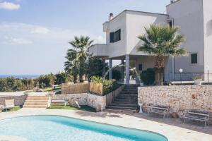 Villa con piscina frente a una casa en Villa Giuseppina en Monopoli