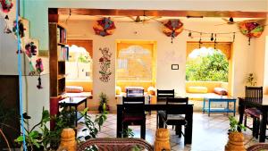 un comedor con mesa y sillas en una habitación en The Wanderlust Guest House & Safari, en Jaisalmer