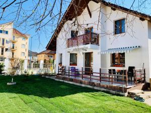 una casa con un cortile verde davanti di Cristina House a Braşov