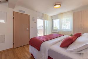Postel nebo postele na pokoji v ubytování Apartment House Ivan John + 37 fotografií
