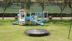 un parque infantil con cama elástica en Guizado Portillo Hacienda & Resort, en Lunahuaná