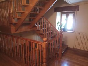 - un escalier en bois en colimaçon dans une maison avec fenêtre dans l'établissement Casa Ayabe, à Jaurrieta