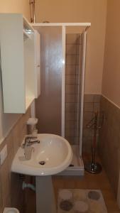 A bathroom at B&B IL CEDRO