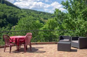 einen Tisch und Stühle auf einer Terrasse mit Aussicht in der Unterkunft le gîte du Wildbach in Wildersbach