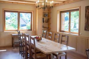 uma sala de jantar com uma mesa de madeira e cadeiras em le gîte du Wildbach em Wildersbach
