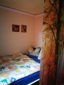ein Schlafzimmer mit 2 Betten und einem Baum in der Unterkunft Ferienwohnung am Finkenherd in Dankerode
