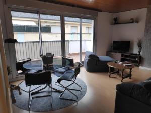 SUITEDREAMS - Pollancre 61 في أندورا لا فيلا: غرفة معيشة مع طاولة وكراسي زجاجية