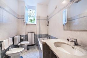Koupelna v ubytování Lia Apartment + 37 fotografií