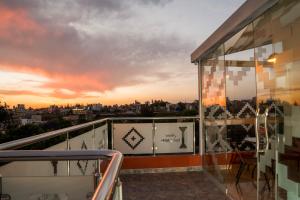 un balcón con vistas a la ciudad al atardecer en Hotel Incamin Mirador, en Arequipa