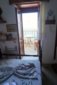 Voodi või voodid majutusasutuse House in Skyros with an amazing sea view toas