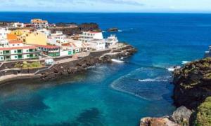 un grupo de edificios en un acantilado cerca del océano en Apartamento Mar y Sol Tamaduste con terracita y barbacoa a 12 metros del mar, en Tamaduste