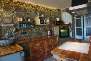 a kitchen with a wooden counter top and a stove at CASA DEL ARTE casa rural in Chulilla
