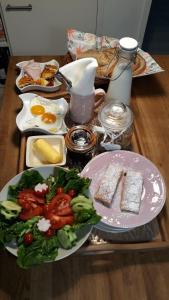 une table avec des assiettes de nourriture sur une table dans l'établissement Kozí Farma U Nýdrlů, à Stará Červená Voda