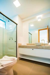 un baño con lavabo e inodoro en Macuco Residence, en Porto de Galinhas