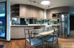 Kuchyň nebo kuchyňský kout v ubytování Departamento de lujo a orillas del lago Wifi incluido