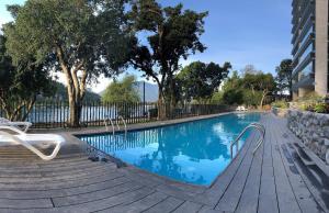 Bazén v ubytování Departamento de lujo a orillas del lago Wifi incluido nebo v jeho okolí