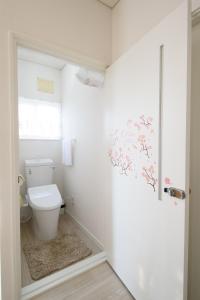 ein weißes Bad mit einem WC und einem Fenster in der Unterkunft Sapporo - House / Vacation STAY 4995 in Sapporo
