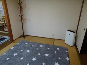 una habitación con una alfombra azul con estrellas blancas. en Merbeil Otsuka / Vacation STAY 4984, en Nikaidō