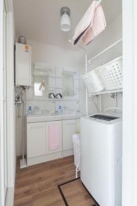 cocina blanca con fregadero y lavavajillas en Sapporo - House / Vacation STAY 4991 en Sapporo