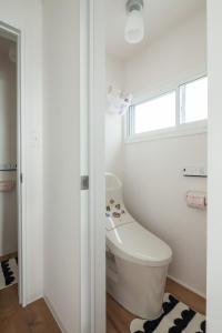 baño blanco con aseo y ventana en Sapporo - House / Vacation STAY 4991 en Sapporo