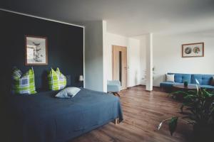 ein Schlafzimmer mit einem blauen Bett und einem blauen Sofa in der Unterkunft Übernacht Erfurt in Erfurt