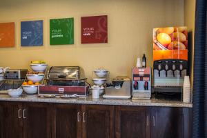 una cocina con una barra con algo de comida. en Comfort Inn en Saint Clairsville