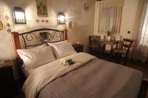 A bed or beds in a room at Chateaux Constantin Agistro