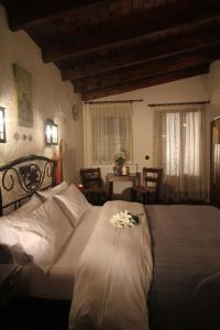 A bed or beds in a room at Chateaux Constantin Agistro