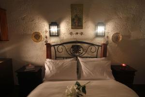Ένα ή περισσότερα κρεβάτια σε δωμάτιο στο Chateaux Constantin Agistro