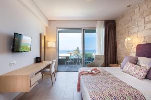 Televízia a/alebo spoločenská miestnosť v ubytovaní Sissy Luxury Villa Chania