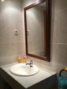 Un baño con un lavabo blanco y un espejo. en LA COMA DE ALBA -NUEVO-, en Benasque 19 fotos más