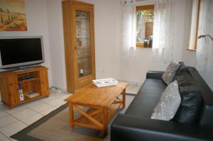 a living room with a couch and a coffee table at Ferienwohnung Am Erlenhof in Gleiszellen-Gleishorbach